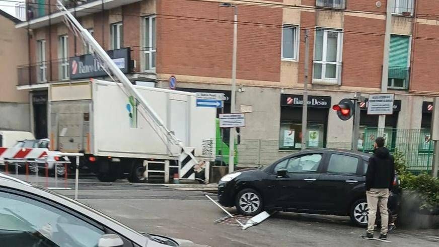 Paderno, passaggio a livello abbattuto a Palazzolo: ritardi di 20 minuti ai treni Paderno Dugnano passaggio a livello