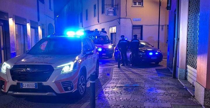 Senago, uomo precipita dalla finestra in pieno centro: trasferito in codice giallo Senago finestra carabinieri auto medica