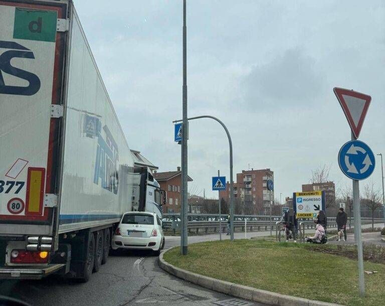 Garbagnate, scontro in rotatoria tra auto e tir, traffico in tilt sulla Varesina incidente garbagnate rotatoria
