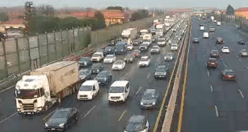 Incidente in autostrada tra 7 auto, 10 km di coda da Origgio a Milano incidente autostrada origgio