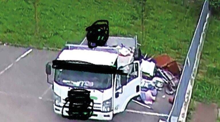 Senago, scarica un autocarro di rifiuti accanto alla piattaforma ecologica: denunciato Senago scarica rifiuti denunciato