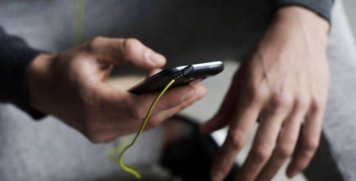 Telefonino nascosto nel bagno per spiare donne e bambine, pedofilo arrestato all’aeroporto di Linate telefono nascosto spia bagni