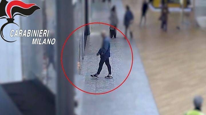 Arese, furto di 88 capi di abbigliamento sventato al centro commerciale, 3 arresti | VIDEO furto centro commerciale arese