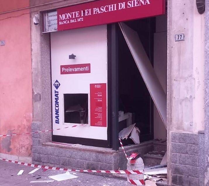 Garbagnate, esplosione e assalto al bancomat, danneggiati anche i negozi vicini Garbagnate Bancomat