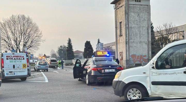 Solaro, incidente in Corso Europa, due ferite, traffico rallentato incidente corso Europa Solaro