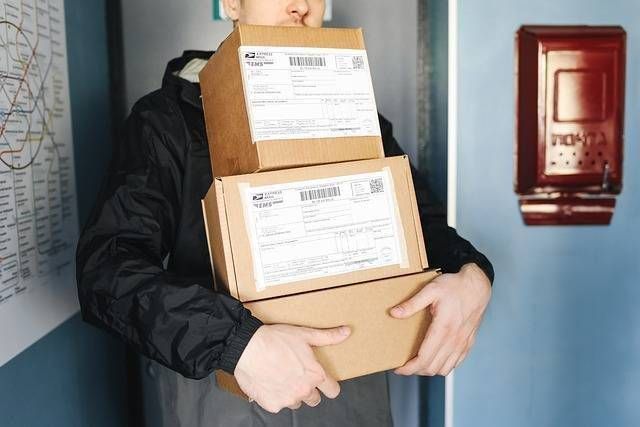 Il portinaio di Amazon pacchi corriere