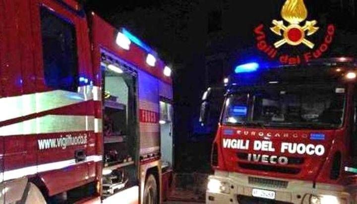 Incendio in cucina, Vigili del fuoco a Solaro vigili fuoco notte saronno spray
