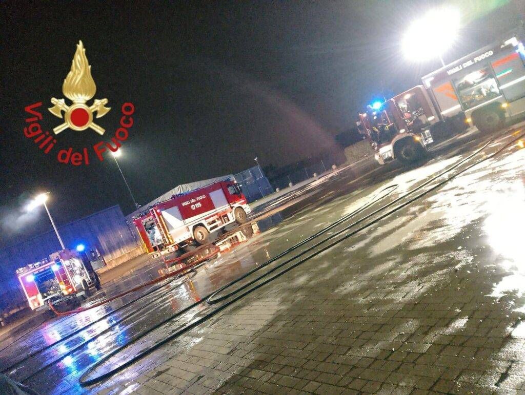 Esplosione di notte al D’Ambros di Turate, tentato assalto alla cassaforte D'ambros vigili del fuoco
