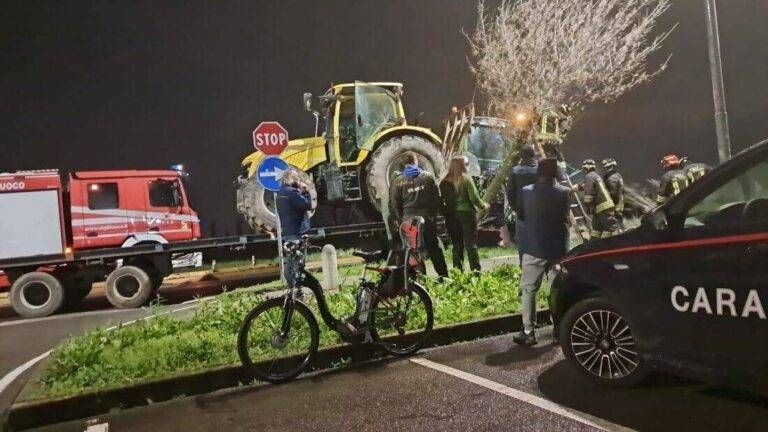 Solaro, incidente con trattore di traverso, due feriti e strada chiusa Solaro trattore incidente