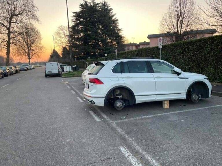 Arese, ladri di ruote in azione, auto lasciata sui mattoni Arese ruote rubate auto