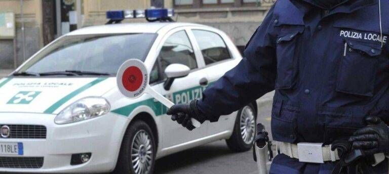 Bollate, impenna con la moto durante il Carnevale e fugge: tre multe Bollate impenna moto Carnevale