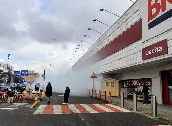 Spray urticante e fumogeni per un furto al supermercato, 5 persone intossicate a Cinisello Balsamo cinisello spray urticante