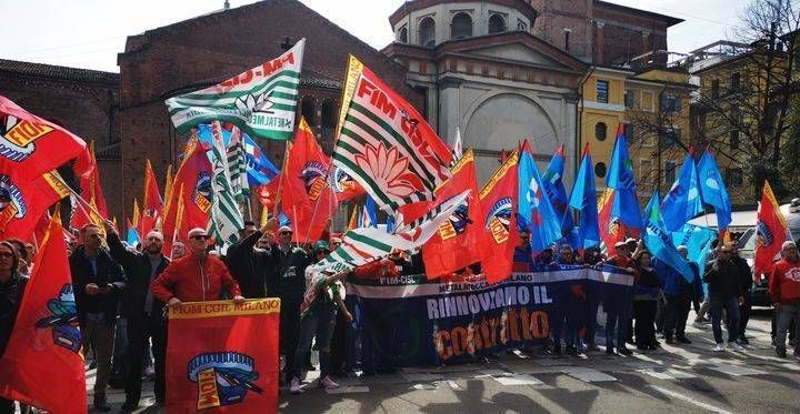 Anche dalla Electrolux di Solaro, lavoratori in piazza a Milano per il rinnovo del contratto Electrolux manifestazione milano sciopero