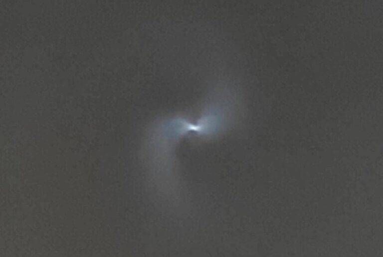 Luce a spirale in cielo, avvistamento misterioso da Bollate a Verona a Frosinone | VIDEO luce misteriosa spirale cielo