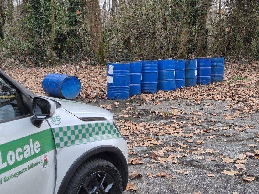 Abbandonano fusti pericolosi e secchi di pittura: identificati dai vigili di Garbagnate RIFIUTI1