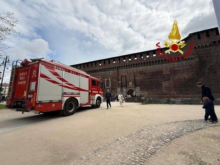 Milano, incendio al Castello Sforzesco, persone evacuate, intervento rapido dei pompieri | VIDEO Castello Sforzesco incendio