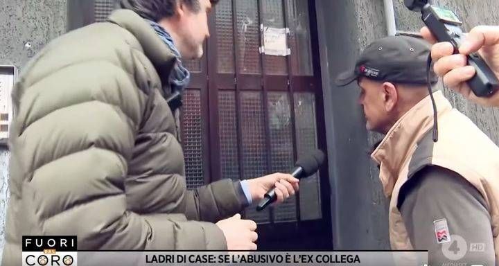 Fuori dal coro a Garbagnate per la casa occupata dall’ex collega di lavoro fuori dal coro garbagnate