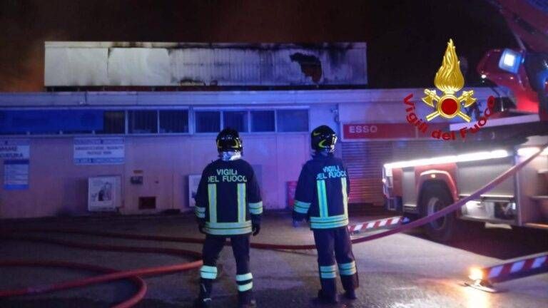 Grosso incendio al mercato ortofrutticolo di Milano, 15 squadre di Vigili del fuoco in azione | VIDEO incendio ortomercato milano