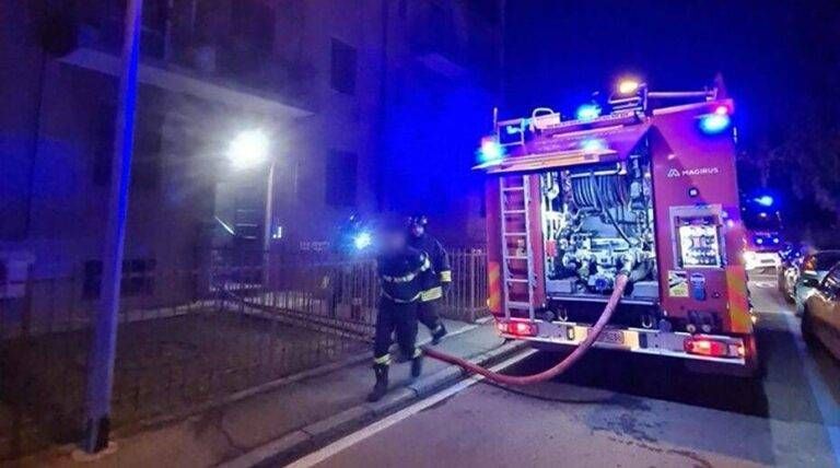 Palazzina in fiamme a Vimodrone: residenti salvati dai carabinieri vigili del fuoco incendio palazzina vimodrone