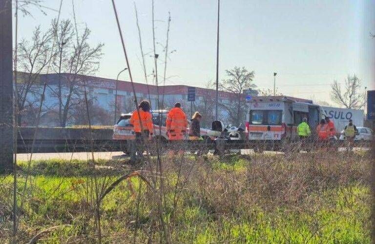 Incidente sulla Milano-Meda, auto contro scooter, uomo in ospedale incidente milano-meda