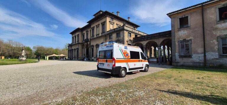 Cade in villa Bagatti – Valsecchi di Varedo durante la mostra del Fuorisalone ambulanza villa Bagatti