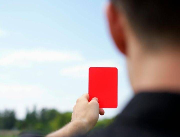 Solaro, arbitro aggredito dopo la partita di calcio, finisce in ospedale Arbitro calcio solaro