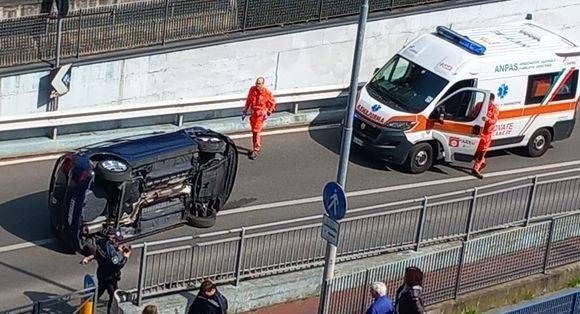 Bollate, auto ribaltata prima del sottopasso, arrivano i Vigili del fuoco bollate auto ribaltata