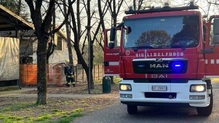 Paderno, fumo al parco Toti: teppisti nella villetta abbandonata IMG 8262 scaled 1 768x432