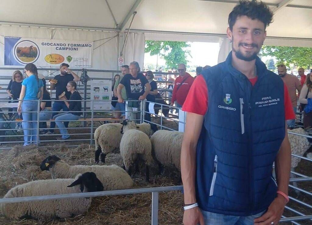 “Ho 22 anni e faccio il pastore”. Marco alla Fiera di Origgio Immagine WhatsApp 2025 04 25 ore 12.35.59 6e3fd4c9 1024x739