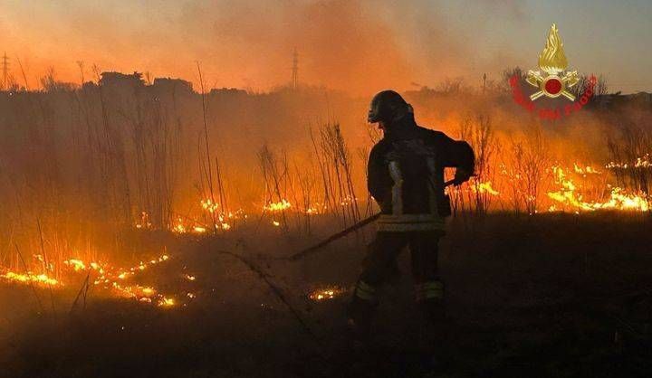 Ieri sera incendi nei campi e nei boschi delle Groane alimentati dal forte vento incendio Groane