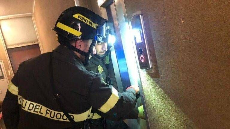 Limbiate, mamma e bimbo bloccati in ascensore: liberati dai Vigili del fuoco Limbiate bloccati ascensore
