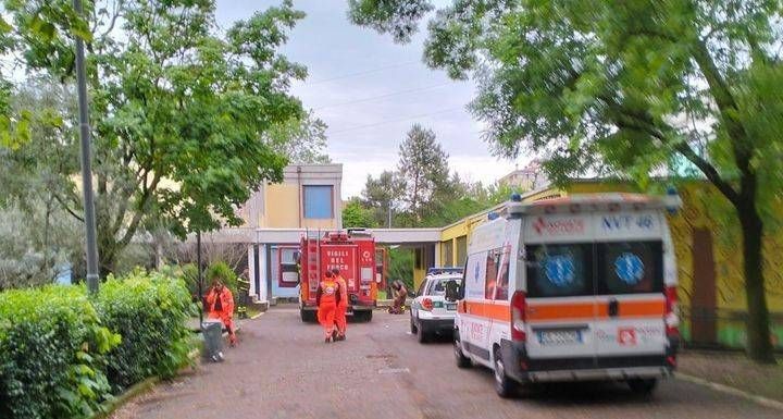 Novate Milanese, incendio a scuola, studenti rimandati a casa Novate Milanese incendio scuola