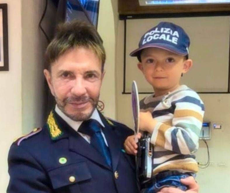 “Posso visitare il comando?” La Polizia locale di Senago apre le porte ad Alessandro, 4 anni visita comando polizia locale Senago