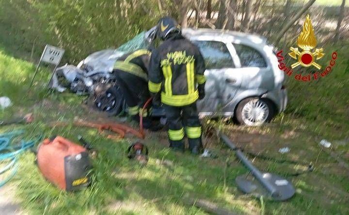 Frontale contro un camion, morta donna 46anni, figlia 16enne in codice rosso incidente pozzuolo martesana