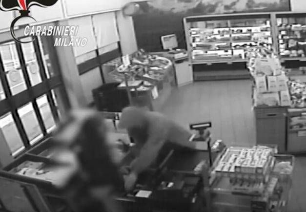 Rescaldina, rapina al supermercato: 53enne arrestato poche ore dopo il colpo | VIDEO rapina rescaldina