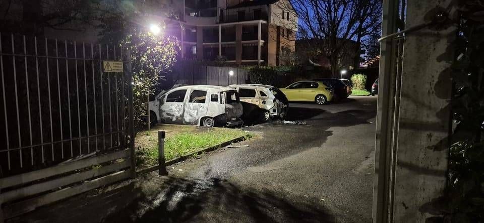 Quattro auto in fiamme sotto un condominio di Senago incendio senago
