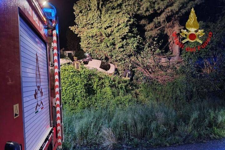 Auto fuori strada sulla Milano-Meda, intervento dei Vigili del fuoco incidente Milano-Meda