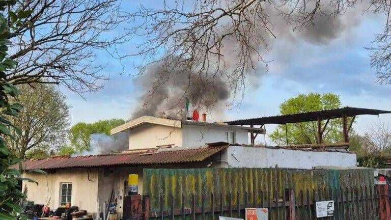 Incendio tra Paderno Dugnano e Cinisello: baracche a fuoco, fumo visibile dalla tangenziale Nord paderno incendio cinisello 768x432