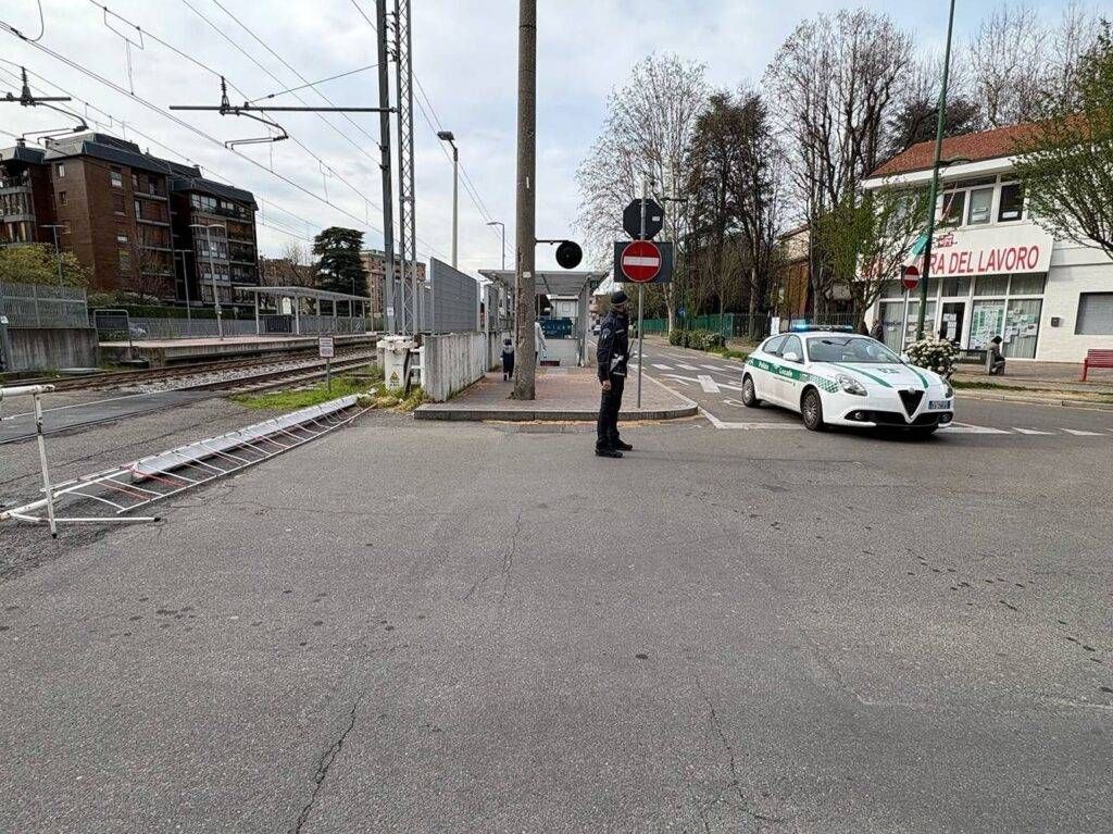 Sbarra del passaggio a livello abbattuta a Paderno: ritardi sulla S2 e S4 Passaggio a livello Paderno Dugnano via Roma