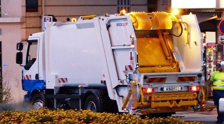 Tari, ecco perchè quest’anno costerà 6 euro in più a tutti Raccolta rifiuti strada