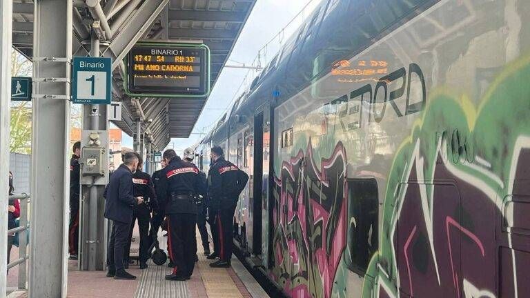Rissa in stazione a Paderno, poi scappano sul treno-trappola (fermo per danni al passaggio a livello) rissa stazione paderno 768x432
