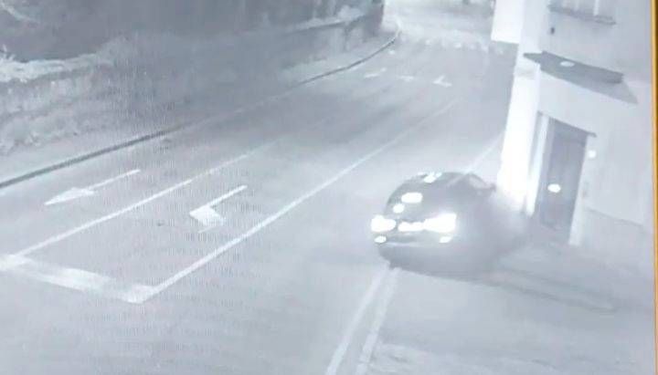 Senago, si schianta con l’auto poi fugge, trovato e sanzionato dalla Polizia Locale | VIDEO auto contro muro