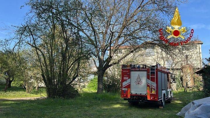 Operai bloccati su piattaforma aerea a Turbigo, messi in salvo dai Vigili del fuoco | VIDEO turbigo operai
