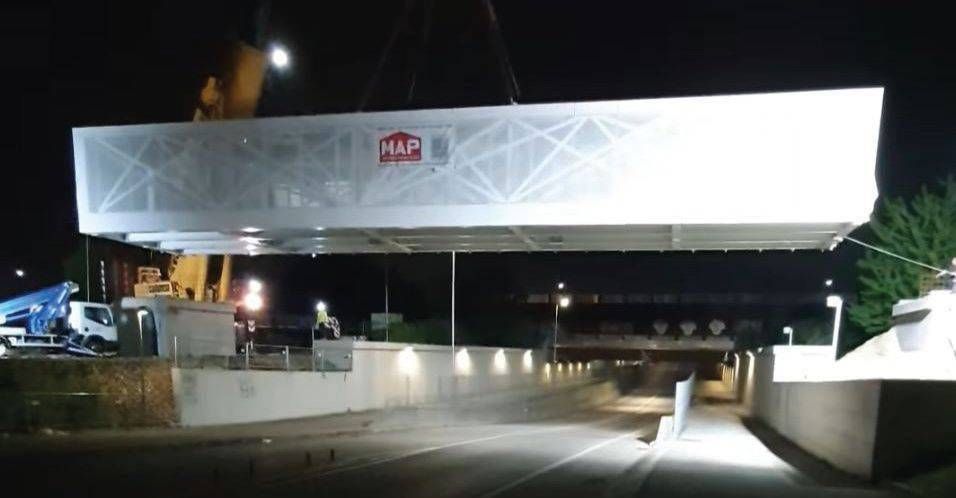 Baranzate, installato di notte il nuovo ponte pedonale sulla Varesina Baranzate nuovo ponte pedonale