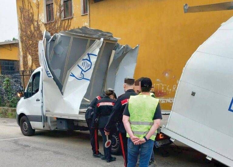 Baranzate, sventra l’autocarro nel sottopassaggio Baranzate sventra autocarro sottopassaggio