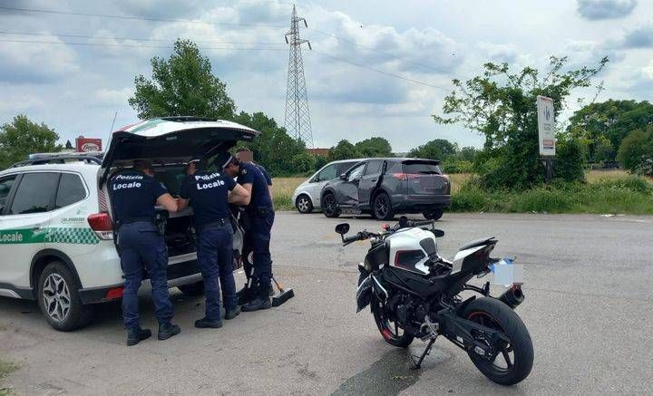 Bollate, scontro tra auto e moto, 18enne in ospedale, rallentamenti in Varesina Bollate incidente moto