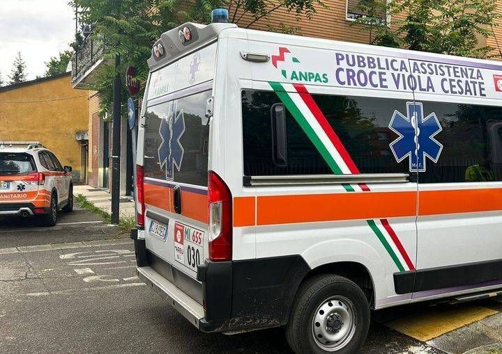 Malore in strada a Cesate, giovane soccorso in codice rosso croce viola ambulanza auto medica