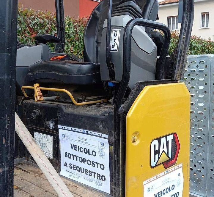 Garbagnate, escavatore rubato ritrovato in un’area privata, sequestro e denunce garbagnate escavatore