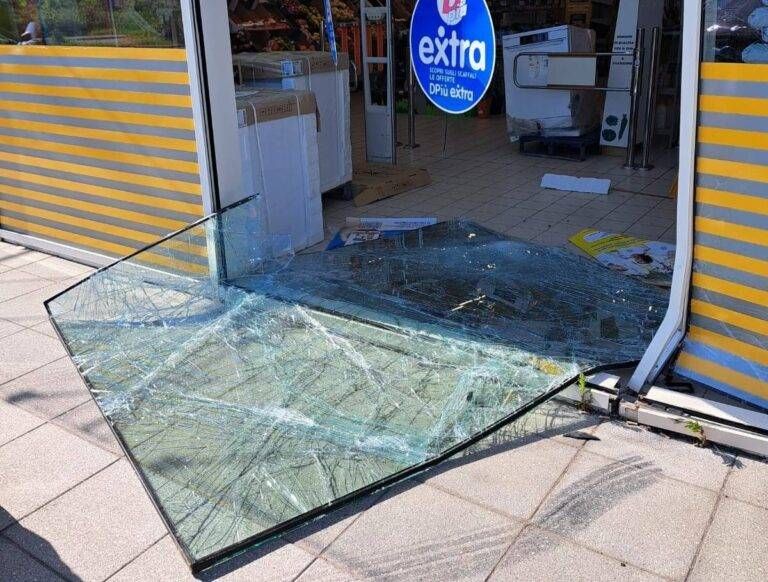 Paura a Uboldo, si schianta contro la vetrata del Dpiù Immagine WhatsApp 2025 05 30 ore 18.38.02 746184d2 768x582