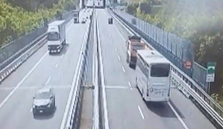 Incidente in Pedemontana a Lomazzo, bilancio definitivo, una donna morta e 22 feriti, il video dello scontro incidente pedemontana
